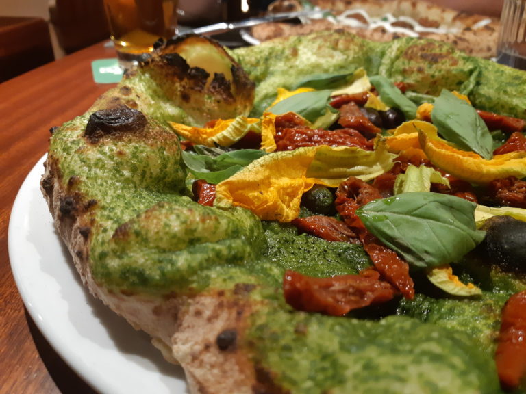 Pizza vegana di Cocciuto via Bergognone chis di fiori di zucca