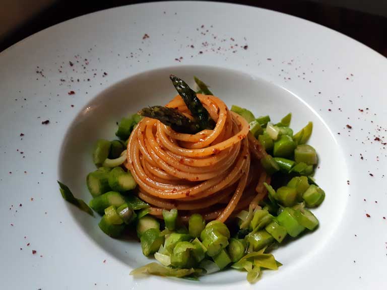 Spaghetti con peperone crusco e asparagi