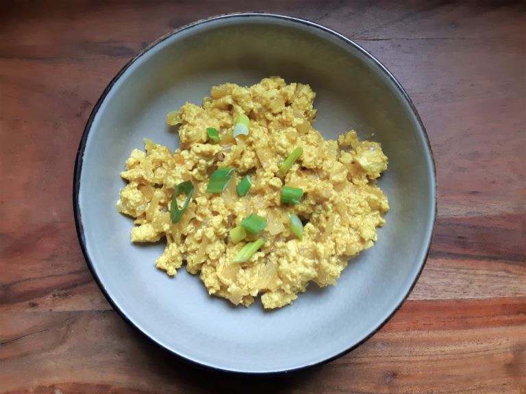 tofu strapazzato con cipolle e curry