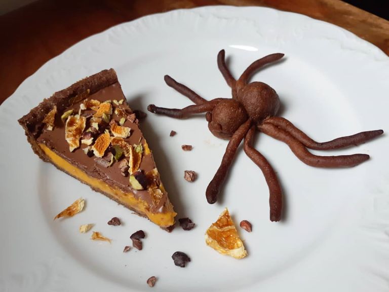 crostata al cacao con crema di zucca e ganache al cioccolato