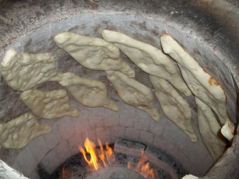 Forno georgiano, esempio di pane puri cotto nel Tone